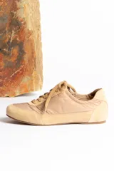 Zapatillas deportivas verde oliva con cordones y suela marrón.