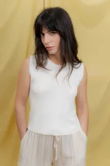 Musculosa blanca de punto con cuello redondo y corte recto.