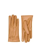 Guantes de cuero sintético color camel, con forro interior de terciopelo. Presentan un diseño clásico con costuras decorativas en el dorso y una tira ajustable con botón a presión en la muñeca.