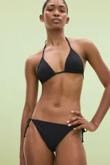 Vedetina de bikini negra con tiras para atar en los laterales.