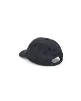 Gorra de gabardina negra con visera curva, correa ajustable en la parte trasera y logo bordado en el frente.