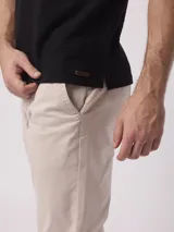 Chomba negra lisa de poliéster, algodón y core spun yarn, con cuello clásico y mangas cortas.