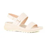 Sandalias bajas color beige con dos tiras anchas sobre el empeine y pulsera con hebilla al tobillo.