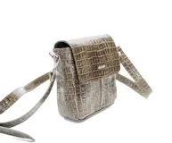 Bandolera mediana color oliva con patrón texturizado que simula piel de cocodrilo, confeccionada en cuero. Presenta cierre con solapa y botón magnético, además de un cierre de cremallera interior visible. Correa ajustable y herrajes plateados.