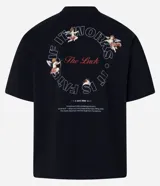 Remera negra de corte boxy, confeccionada en algodón. Presenta cuello redondo y mangas cortas. Estampa frontal y trasera con diseño de ángeles y texto "The Luck".