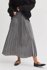 Falda midi plisada color gris plateado, de corte evasé y cintura alta.