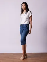 Pantalón capri de jean azul elastizado, marca One Five One. Pretina con pasadores, botón y cierre. Delantera con bolsillos. Trasera con bolsillos simulados.