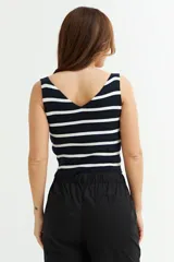 Musculosa corta de tejido de punto con rayas horizontales negras y blancas.