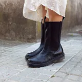 Bota de cuero negra con caña alta, forro de cuero, plantilla de cuero con espuma confort y suela de 3 cm.