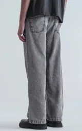 Pantalón gris de denim 100% algodón con lavado clásico color negro y calce wide leg.
