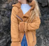 Chaqueta de gamuza negra con interior de pelaje, diseño con hebillas en los puños.