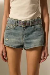 Short de jean negro con calce ajustado y tiro medio. Presenta detalles bordados en la cintura y un diseño con efecto desgastado.