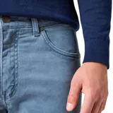 Pantalón de gabardina Wrangler, modelo Larston, color celeste, corte slim tapered y cinco bolsillos.