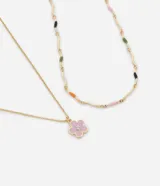 Collar doble dorado, uno con cadena de eslabones con detalles de cuentas de colores y otro con dije de flor rosa con strass.
