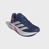 Championes de running Adidas modelo Duramo Speed 2, color azul marino con las tres tiras características en blanco y detalles en rosado. Presentan un exterior de malla técnica transpirable, amortiguación Lightstrike y suela de caucho con TPU para mayor tracción.