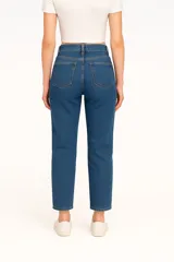 Pantalón de jean azul de corte recto, tiro medio y calce slim fit.