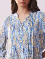 Blusa estampada de gasa marca Ruby Rd, con cuello a la base, escote en V, botones y mangas 3/4 regulables.