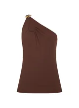 Blusa marrón de punto con silueta ajustada, escote asimétrico de un solo hombro, abertura en forma de lágrima con frunces y detalle de libélula metálica.