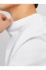 Camiseta de manga corta y cuello redondo, con estampado en relieve y fit relajado, confeccionada en jersey simple.