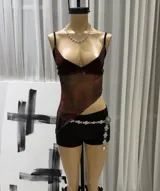 Top marrón con estampado abstracto, breteles finos y corte asimétrico.