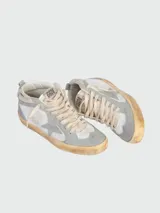 Botines Golden Goose Mid Star de cuero color blanco con detalles en gris y suela color crema.