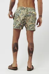 Short de baño estampado con motivos de hojas tropicales en tonos verde, beige y naranja.