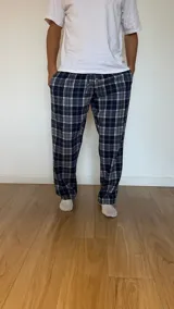Pantalón de pijama de franela con diseño escocés, elástico en la cintura y dos bolsillos.