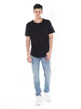 Remera negra de algodón con cuello redondo y logo CK bordado en el pecho.