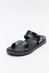 Sandalias negras con tiras anchas y microtachas metálicas.