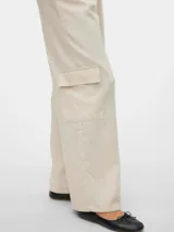 Pantalón wide leg color crudo, de tiro medio con bolsillos cargo.