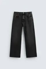 Pantalón de jean negro con corte flare y estilo baggy, con cinco bolsillos, efecto lavado y cierre frontal con botones.