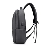 Mochila gris melange de diseño minimalista con compartimento para notebook, bolsillo frontal oculto y espalda acolchada. Incluye faja para sujetar a valija y correas ajustables.
