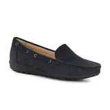 Mocasines negros de cuero sintético con perforaciones y detalle de lazo con ojales metálicos.