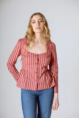 Blusa color rosa con rayas verticales color borgoña, de corte peplum, escote cuadrado y mangas largas abullonadas.