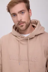 Hoodie tipo canguro color beige con capucha y cordones ajustables. Estampado en relieve con la palabra "ORIGINALS" y el logo de Jack & Jones en el pecho.