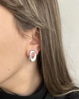 Aros de plata 950 con forma ovalada irregular y acabado pulido.