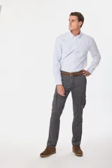 Pantalón cargo en gabardina, con varios bolsillos y corte cómodo.