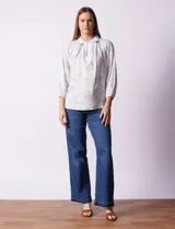 Blusa de algodón estampado, marca Hester & Orchard. Cuello con solapa, escote en V y manga 3/4.