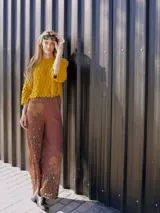 Sweater color mostaza de punto con diseño de gotas en relieve y mangas acampanadas.