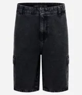 Bermuda masculina de jean color gris oscuro, corte holgado, con bolsillos cargo laterales, trabillas en la cintura y cierre con botón y cremallera.