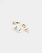 Set de tres pares de aros pasantes dorados: un par con strass, un par con forma de cubo y un par con forma de corazón.