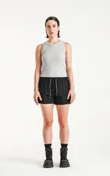 Short de baño negro de microfibra con malla interna y cordón ajustable.