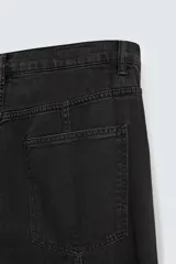 Pantalón relaxed fit confeccionado en denim de algodón color negro. Cuenta con bolsillos frontales, traseros de plastrón y bolsillos multifunción en las perneras. Tiene efecto lavado y cierre frontal con cremallera y botón.