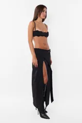 Microtop negro de microfibra liviana con terminaciones de puntilla y breteles regulables.