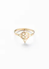 Anillo dorado de acero quirúrgico con diseño calado de nudo de brujas.
