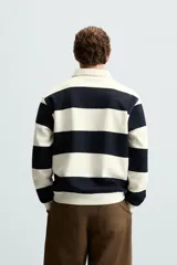 Sudadera azul marino de corte regular con cuello polo blanco de solapa y cierre frontal de botonadura oculta.