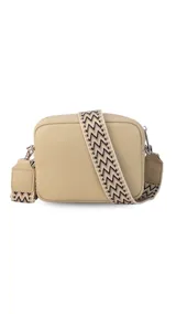 Bandolera pequeña de símil cuero color camel, con dos compartimentos principales con cierre. Incluye una correa ancha de tela estampada con motivos geométricos en tonos tierra y blanco.