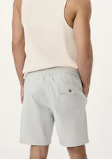 Bermuda rosada de corte recto con cintura elástica y bolsillos laterales.