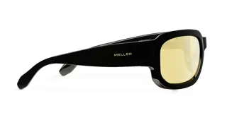 Lentes de sol negros con forma rectangular envolvente y lentes amarillas.