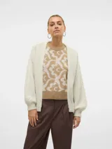 Cardigan de punto color crema, con cuello en V, mangas largas abullonadas, hombros caídos y puños acanalados.